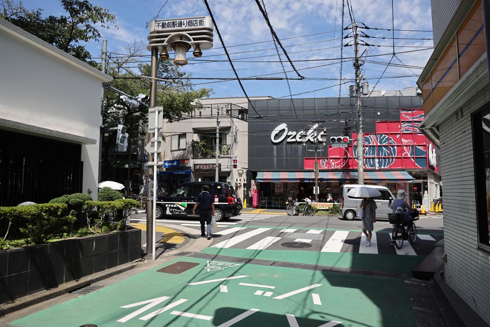 オオゼキの看板が見える街角