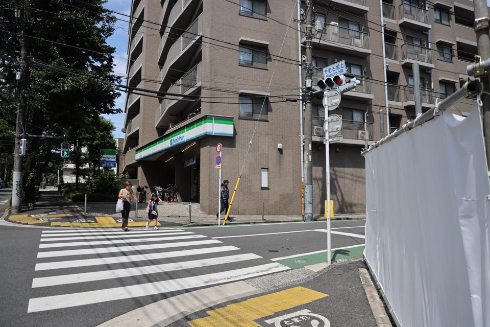 マンションとコンビニが並ぶ街角