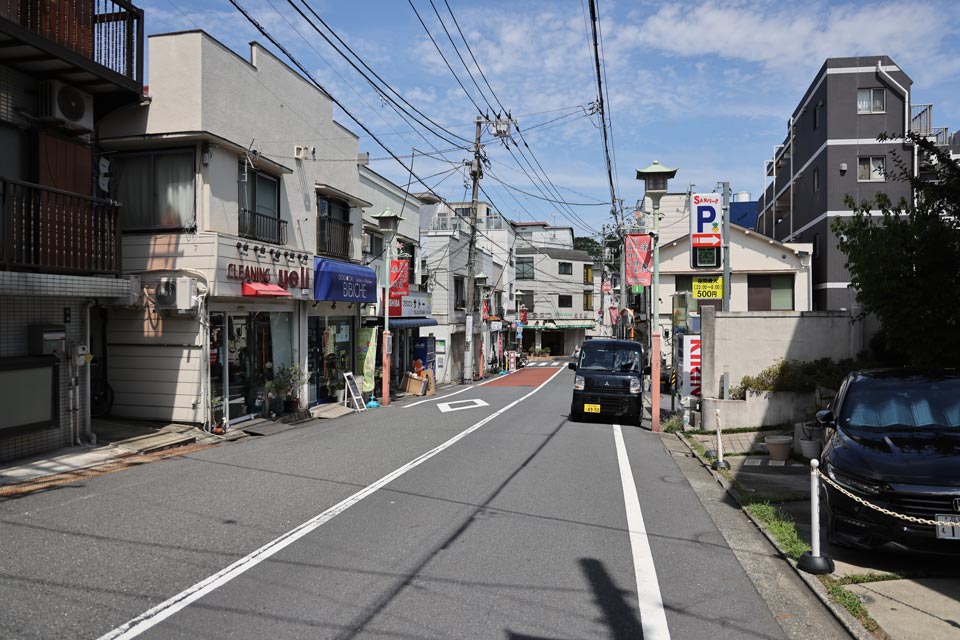 商店が並ぶ静かな街並み